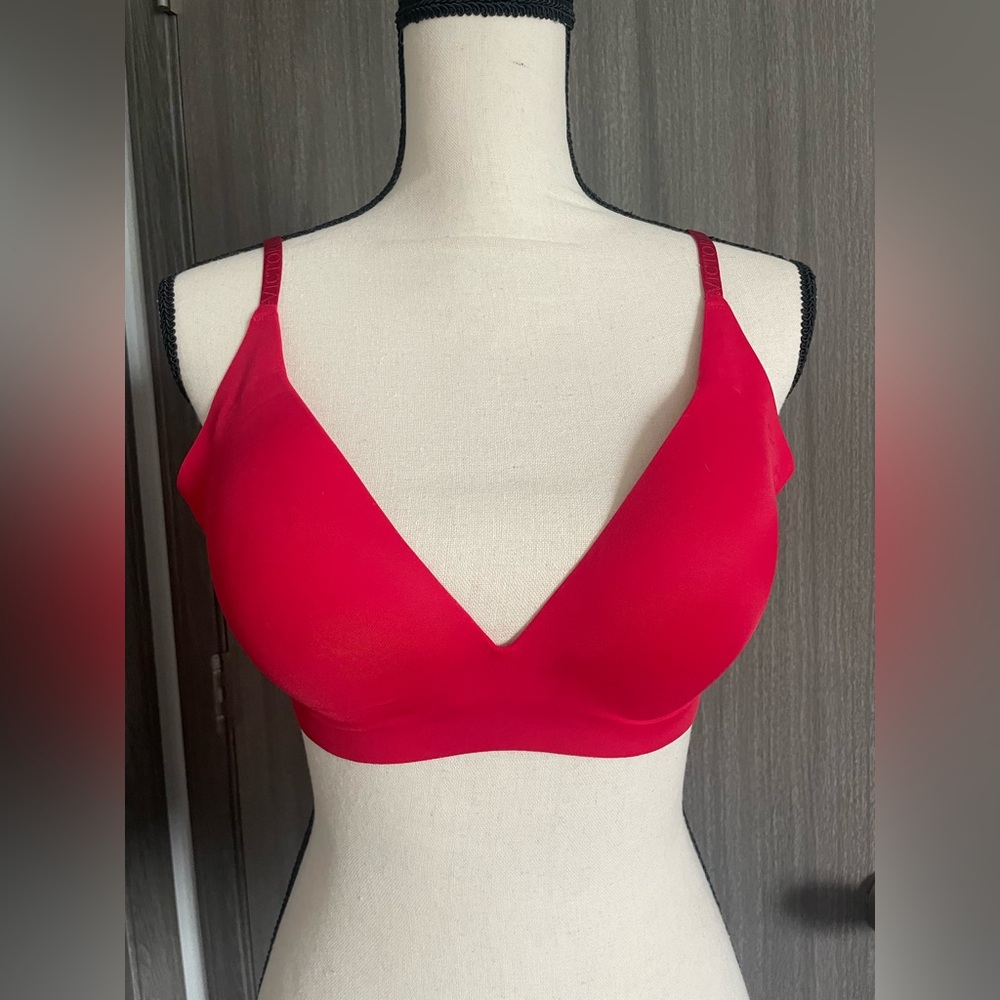 (4) Victoria’s Secret Push-up Wireless Comfort Bra
